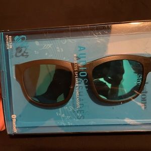 NEW BROOKSTONE AUDIO SHADES/wireless speaker sunglasses